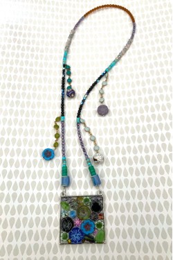 Collier assemblé avec de belles perles tchèque et chinoises création Aniki Bijoux