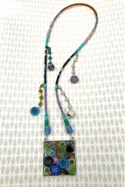 Collier assemblé avec de belles perles tchèque et chinoises création Aniki Bijoux
