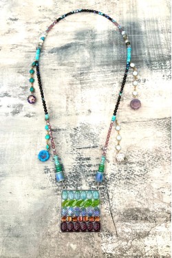 Collier assemblé avec de belles perles tchèque et chinoises création Aniki Bijoux