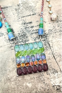Collier assemblé avec de belles perles tchèque et chinoises création Aniki Bijoux