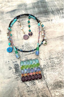 Collier assemblé avec de belles perles tchèque et chinoises création Aniki Bijoux