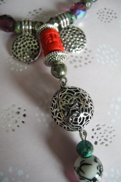 Collier rouge et noir