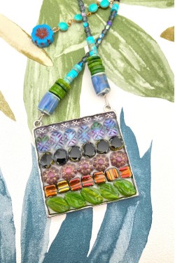 Collier assemblé avec de belles perles tchèque et chinoises création Aniki Bijoux