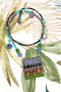 Collier assemblé avec de belles perles tchèque et chinoises création Aniki Bijoux
