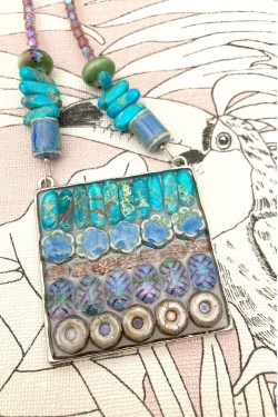 Collier assemblé avec de belles perles tchèque et chinoises création Aniki Bijoux