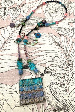 Collier assemblé avec de belles perles tchèque et chinoises création Aniki Bijoux