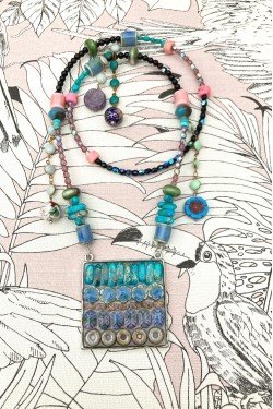 Collier assemblé avec de belles perles tchèque et chinoises création Aniki Bijoux