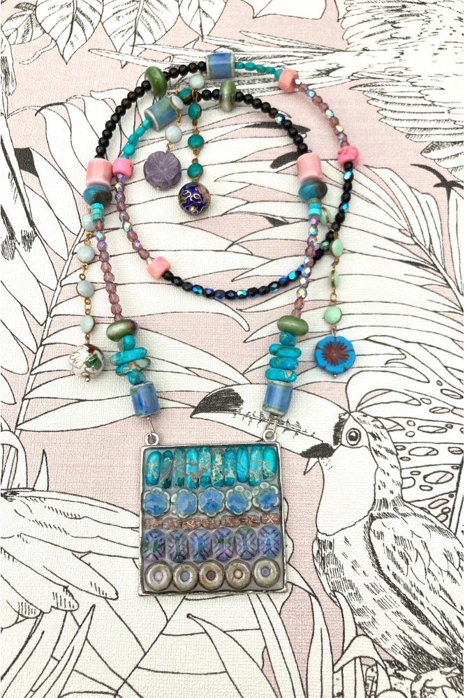 Collier assemblé avec de belles perles tchèque et chinoises création Aniki Bijoux Collier assemblé avec de belles perles tchèque et chinoises création Aniki Bijoux