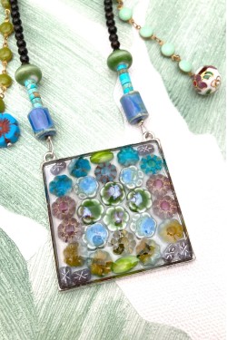 Collier assemblé avec de belles perles tchèque et chinoises création Aniki Bijoux