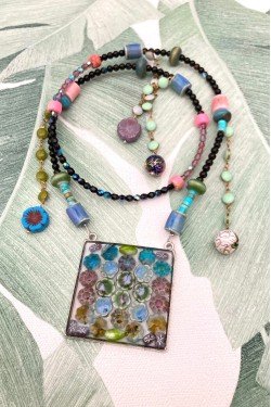 Collier assemblé avec de belles perles tchèque et chinoises création Aniki Bijoux