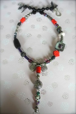 Collier rouge et noir