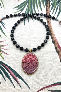 Collier court de fabrication artisanale par la créatrice  Aniki Bijoux