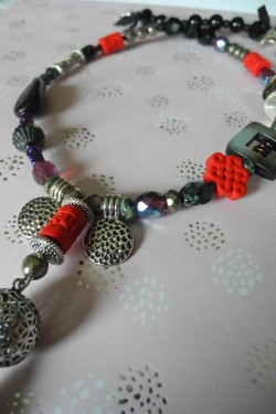 Collier rouge et noir