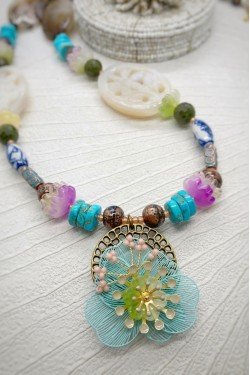Collier long d'inspiration africaine avec de belles perles sélectionnées par Aniki Bijoux
