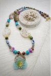 Collier long d'inspiration africaine avec de belles perles sélectionnées par Aniki Bijoux