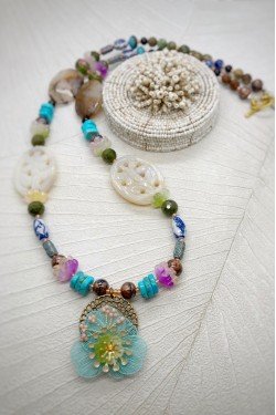 Collier long d'inspiration africaine avec de belles perles sélectionnées par Aniki Bijoux