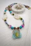 Collier long d'inspiration africaine avec de belles perles sélectionnées par Aniki Bijoux