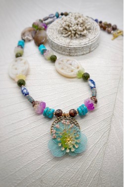 Collier long d'inspiration africaine avec de belles perles sélectionnées par Aniki Bijoux