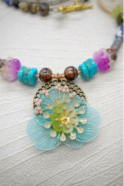 Collier long d'inspiration africaine avec de belles perles sélectionnées par Aniki Bijoux