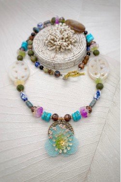 Collier long d'inspiration africaine avec de belles perles sélectionnées par Aniki Bijoux