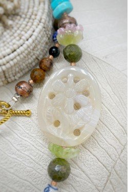 Collier long d'inspiration africaine avec de belles perles sélectionnées par Aniki Bijoux