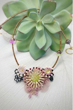 Collier long d'inspiration africaine avec de belles perles sélectionnées par Aniki Bijoux