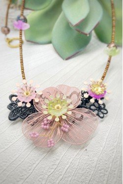 Collier long d'inspiration africaine avec de belles perles sélectionnées par Aniki Bijoux