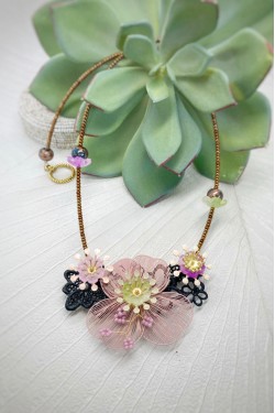 Collier long d'inspiration africaine avec de belles perles sélectionnées par Aniki Bijoux