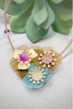 Collier long d'inspiration africaine avec de belles perles sélectionnées par Aniki Bijoux