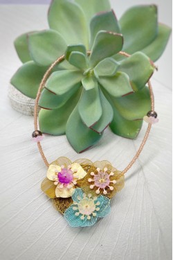 Collier long d'inspiration africaine avec de belles perles sélectionnées par Aniki Bijoux