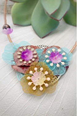 Collier long d'inspiration africaine avec de belles perles sélectionnées par Aniki Bijoux