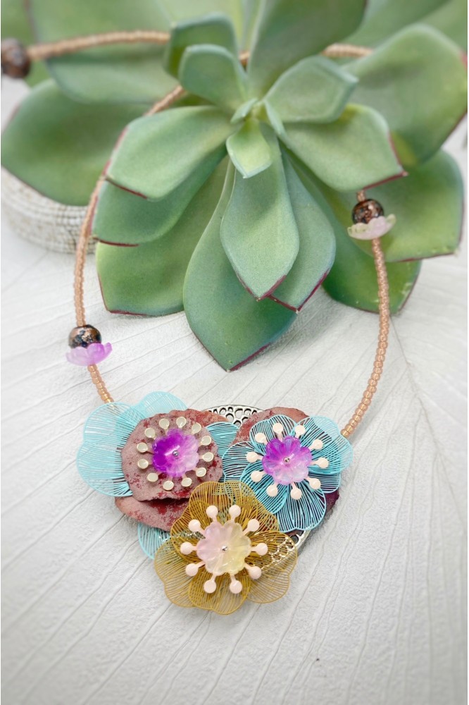 Collier long d'inspiration africaine avec de belles perles sélectionnées par Aniki Bijoux