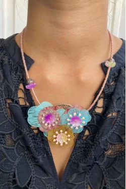 Collier long d'inspiration africaine avec de belles perles sélectionnées par Aniki Bijoux