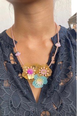 Collier long d'inspiration africaine avec de belles perles sélectionnées par Aniki Bijoux