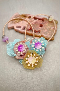 Collier long d'inspiration africaine avec de belles perles sélectionnées par Aniki Bijoux