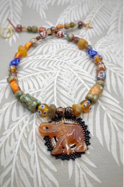 Collier court de fabrication artisanale par la créatrice  Aniki Bijoux