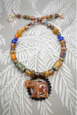 Collier court de fabrication artisanale par la créatrice  Aniki Bijoux