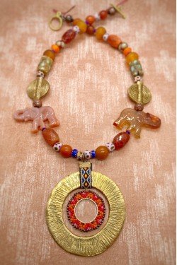 Collier court de fabrication artisanale par la créatrice  Aniki Bijoux