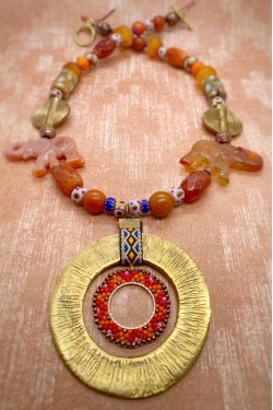 Collier court de fabrication artisanale par la créatrice  Aniki Bijoux