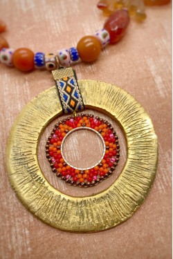 Collier court de fabrication artisanale par la créatrice  Aniki Bijoux