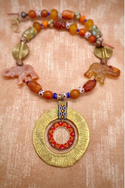 Collier court de fabrication artisanale par la créatrice  Aniki Bijoux