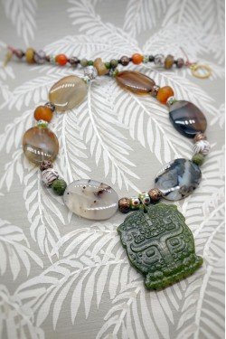 Collier court de fabrication artisanale par la créatrice  Aniki Bijoux
