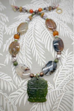 Collier court de fabrication artisanale par la créatrice  Aniki Bijoux