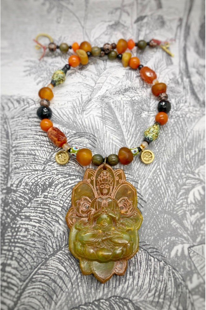 Collier court de fabrication artisanale par la créatrice  Aniki Bijoux