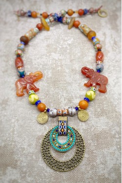 Collier court de fabrication artisanale par la créatrice  Aniki Bijoux