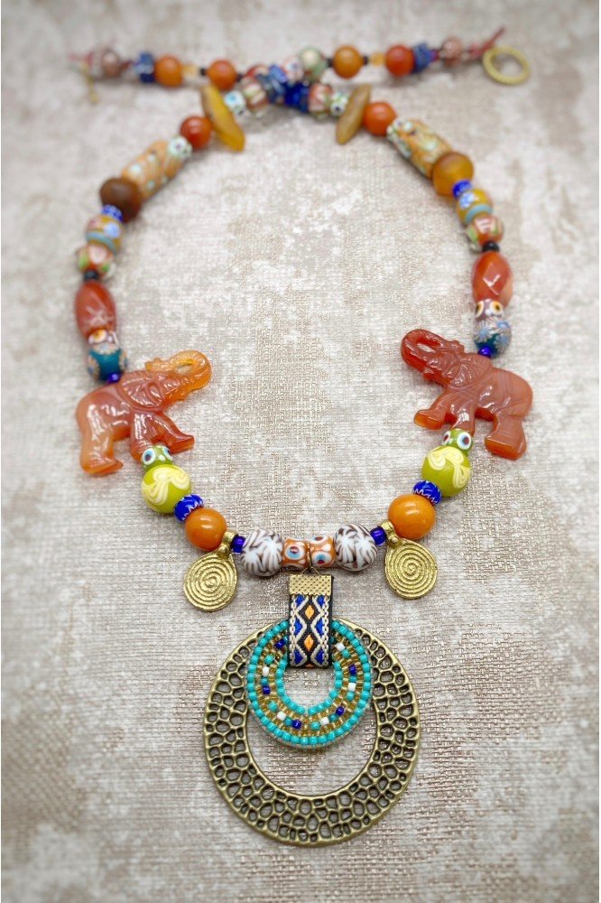 Collier court de fabrication artisanale par la créatrice  Aniki Bijoux