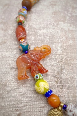 Collier court de fabrication artisanale par la créatrice  Aniki Bijoux