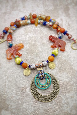 Collier court de fabrication artisanale par la créatrice  Aniki Bijoux