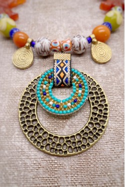 Collier court de fabrication artisanale par la créatrice  Aniki Bijoux