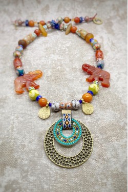 Collier court de fabrication artisanale par la créatrice  Aniki Bijoux